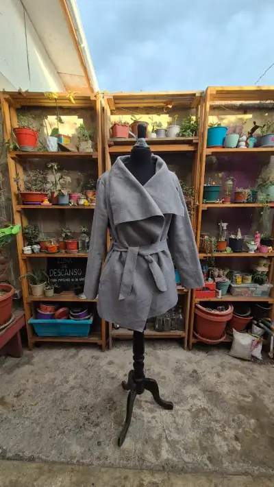 Abrigo gris con cinturón para mujer - miniatura 1