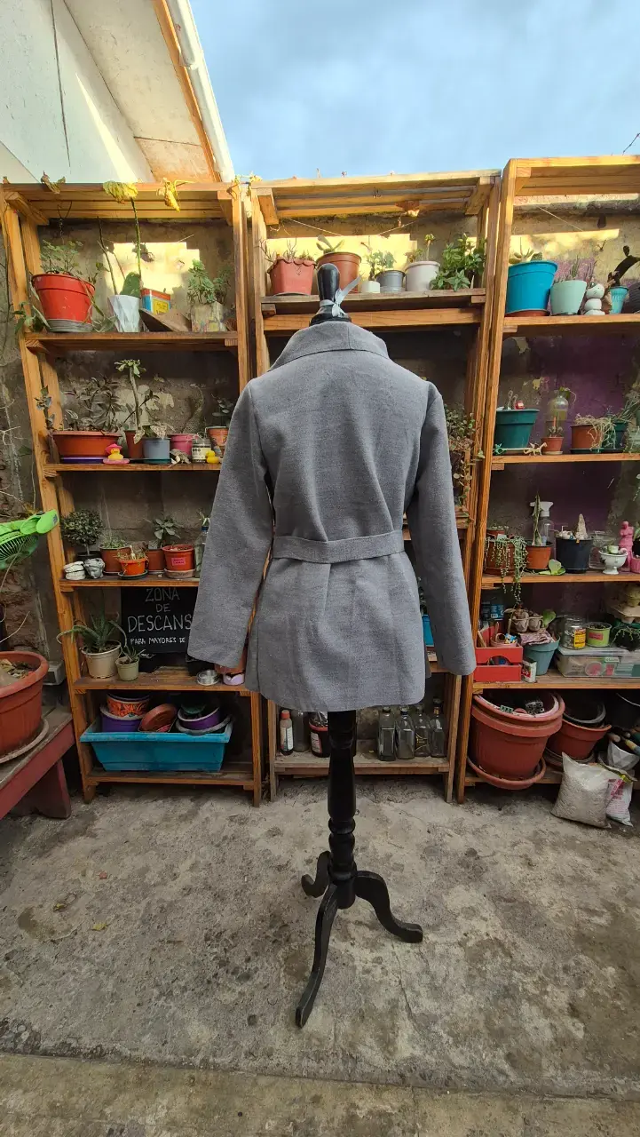Abrigo gris con cinturón para mujer - 2