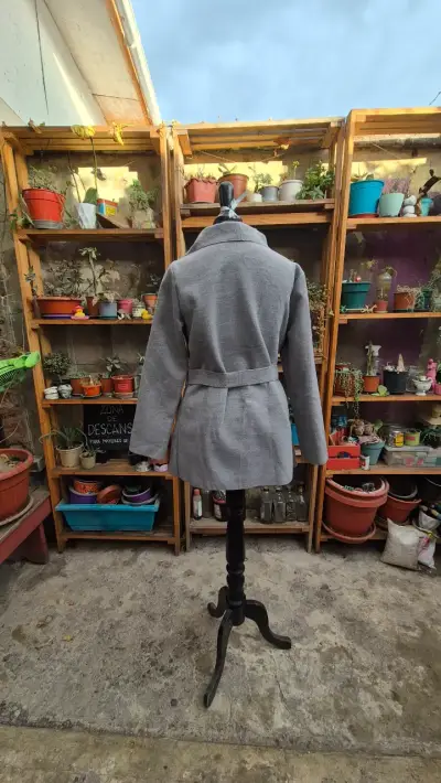 Abrigo gris con cinturón para mujer - miniatura 2