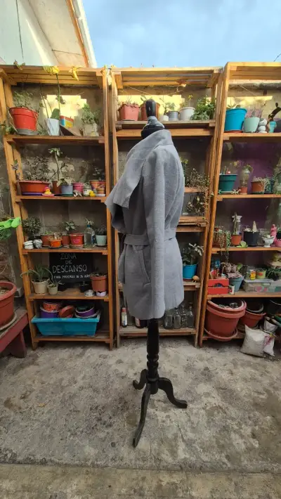 Abrigo gris con cinturón para mujer - miniatura 3