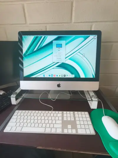 iMac de 21.5 pulgadas con teclado y mouse - miniatura 1