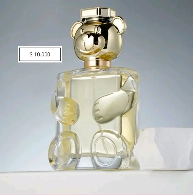 Perfume de lujo con diseño de oso dorado