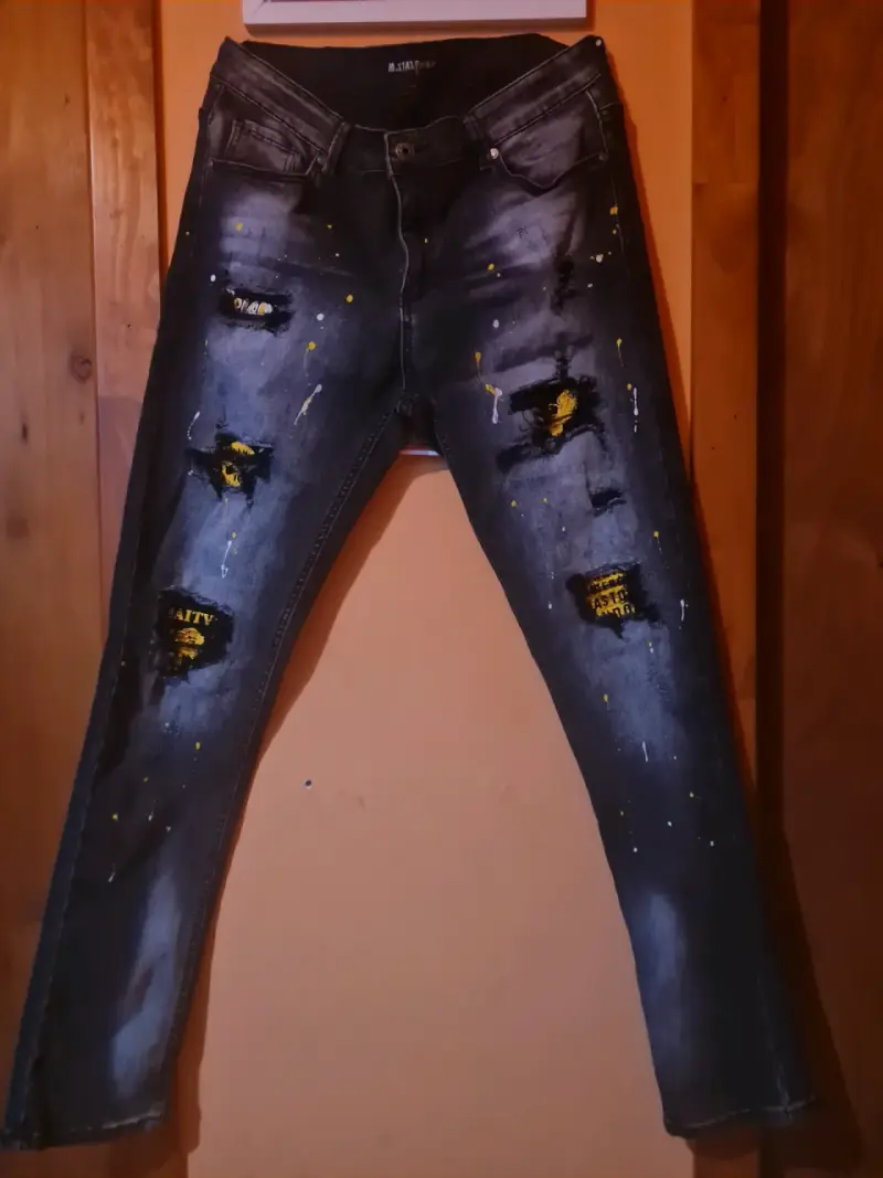Jeans desgastados con diseño de pintura - 1