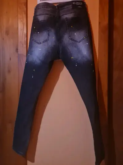 Jeans desgastados con diseño de pintura - miniatura 2