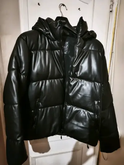 Chaqueta acolchada negra con capucha - miniatura 1