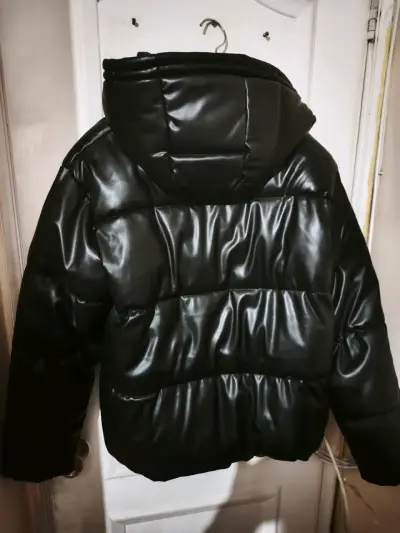 Chaqueta acolchada negra con capucha - miniatura 2