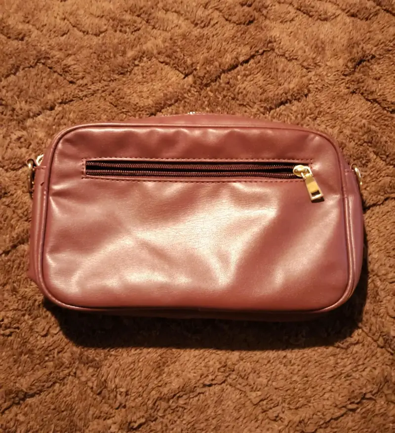 Cartera de cuero marrón con cadena dorada - 2