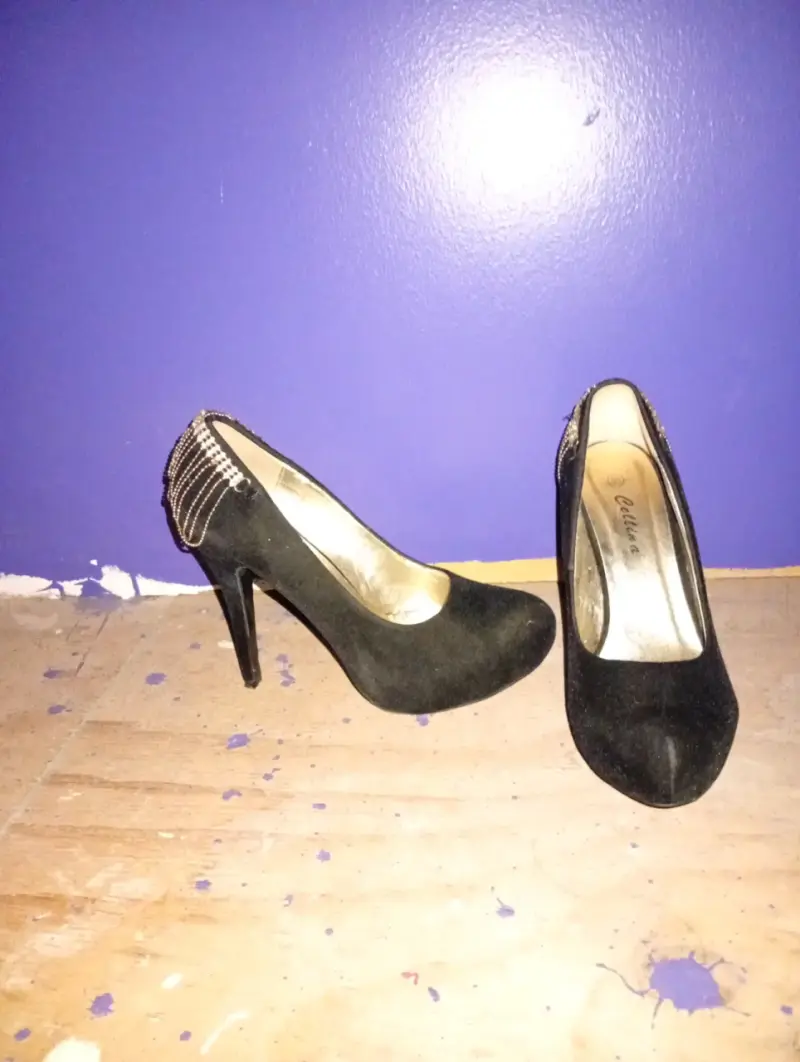 Tacones negros con detalle de cadenas