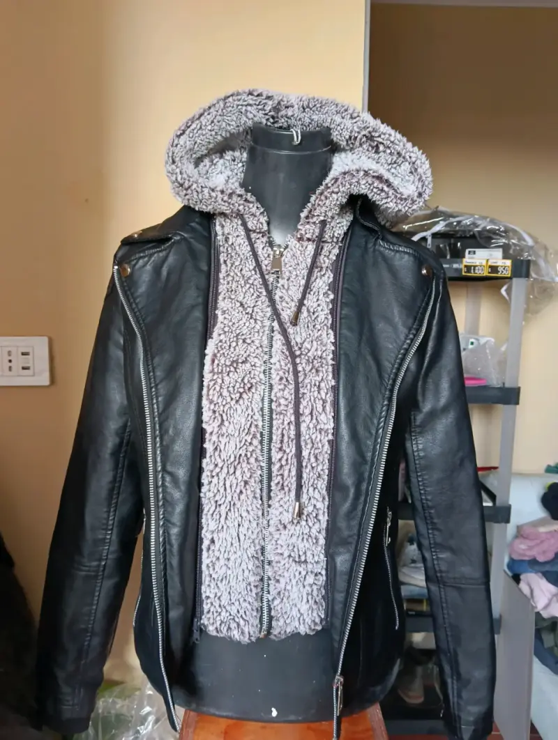 Chaqueta de cuero negra con capucha desmontable - 2