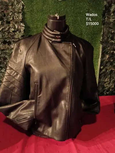 Chaqueta de cuero negra con capucha desmontable - miniatura 3