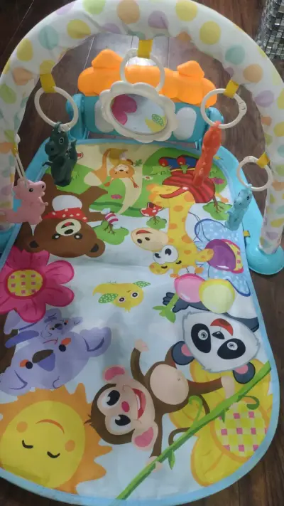 Gimnasio infantil con juguetes colgantes - miniatura 2