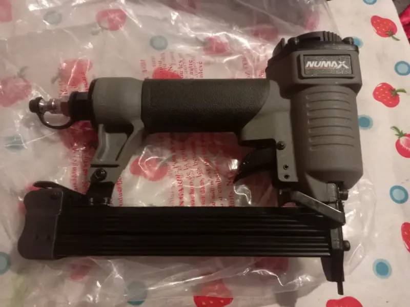 Engrapadora neumática Numax SST422J calibre 20 - 2