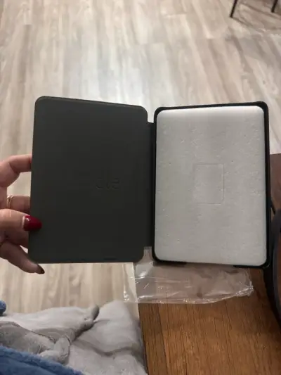 Funda Kindle negra con cierre magnético - miniatura 1