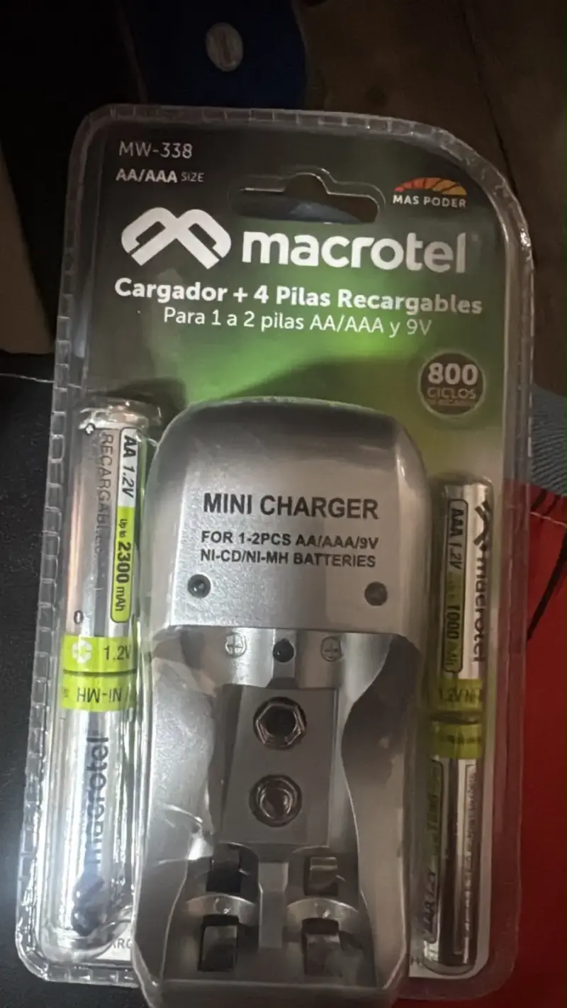 Cargador Macrotel con 4 pilas recargables AA/AAA