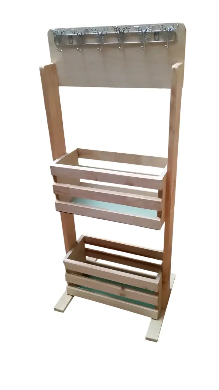 Estante de madera con ganchos decorativos