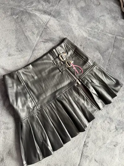 Mini falda de cuero sintético negra con hebillas - miniatura 1