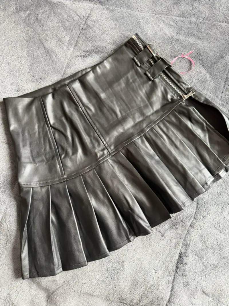 Mini falda de cuero sintético negra con hebillas - 3