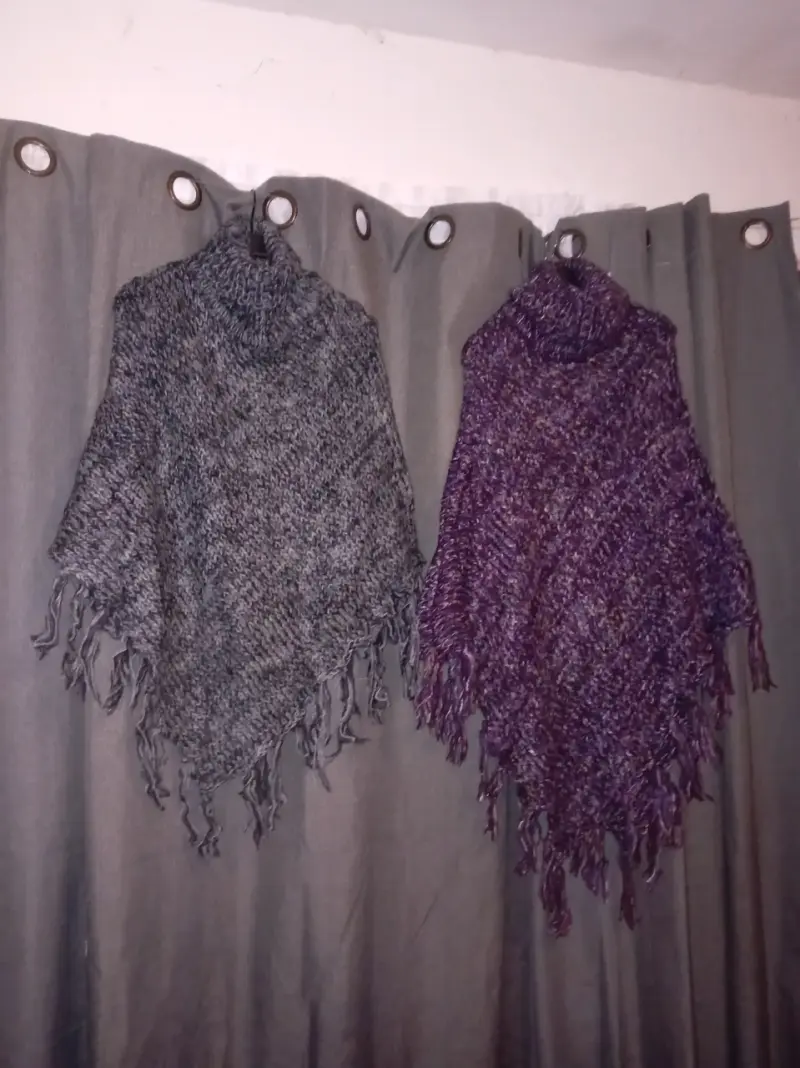 Ponchos tejidos con flecos en gris y morado - 1