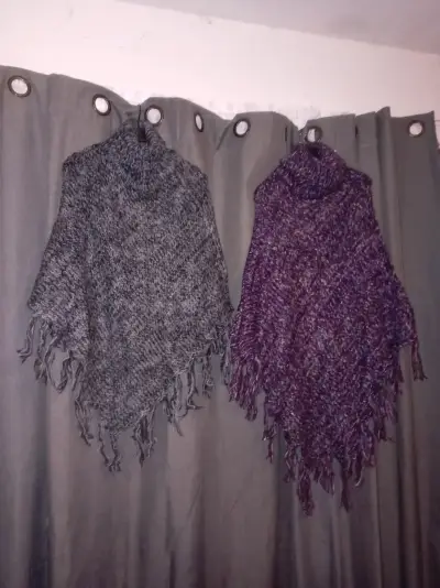 Ponchos tejidos con flecos en gris y morado - miniatura 1