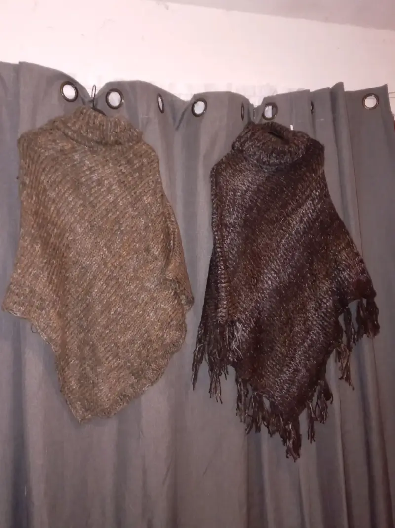 Ponchos tejidos con flecos en gris y morado - 2
