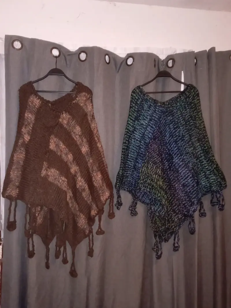Ponchos tejidos con flecos en gris y morado - 3