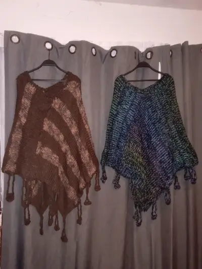Ponchos tejidos con flecos en gris y morado - miniatura 3