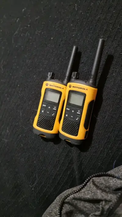 Walkie Talkies Motorola amarillos - miniatura 1