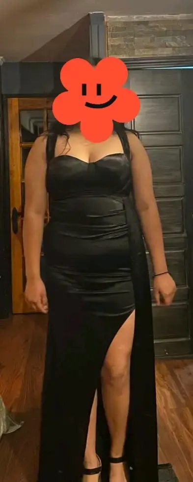 Vestido largo negro con abertura lateral
