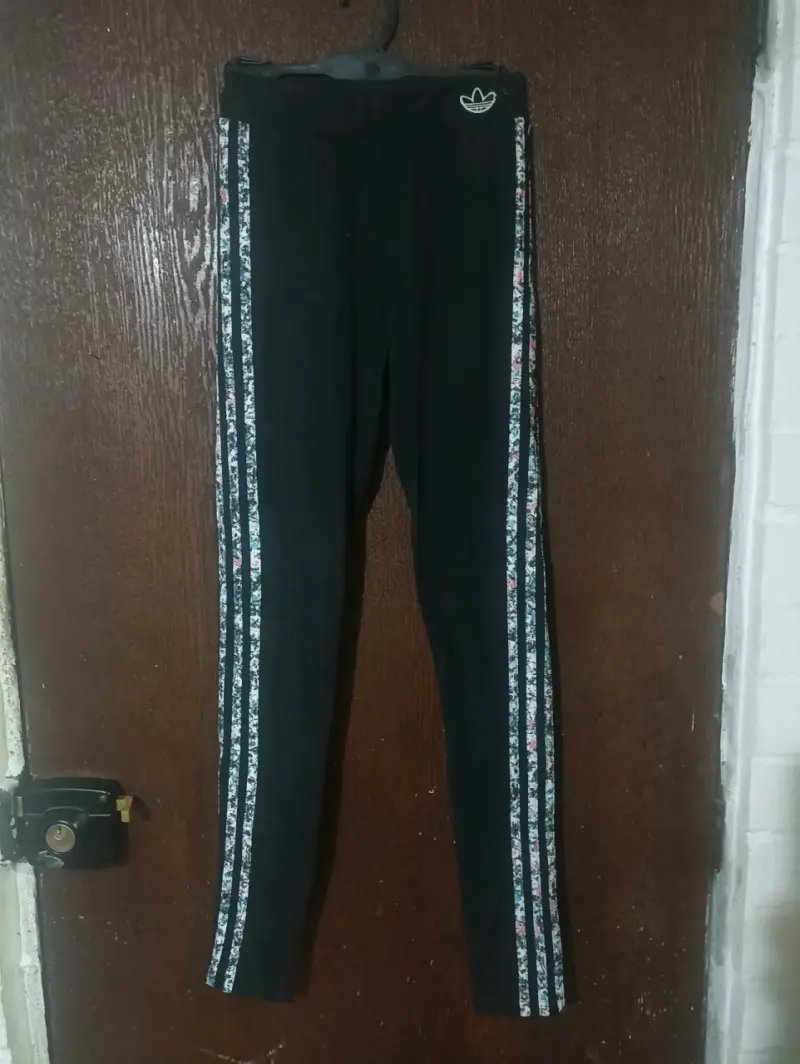 Leggings negros Adidas con franjas florales - 1