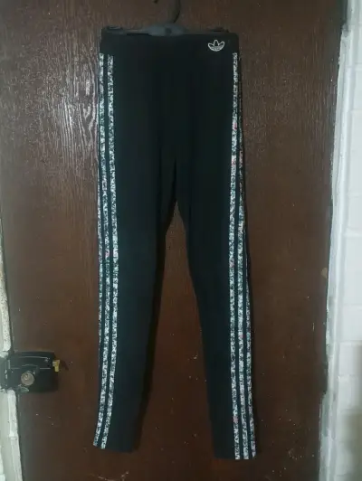Leggings negros Adidas con franjas florales - miniatura 1