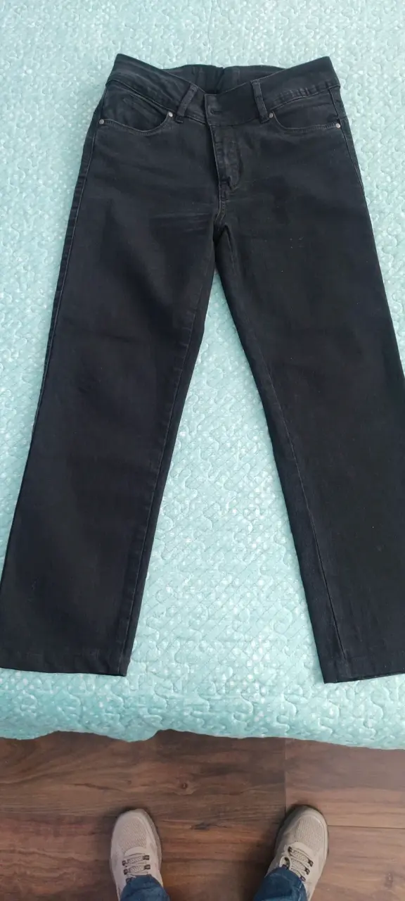 Jeans negros de mezclilla en buen estado