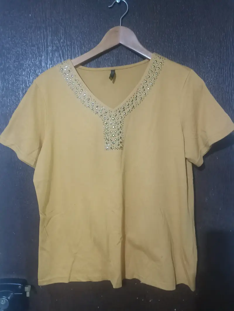 Polera amarilla con detalles brillantes