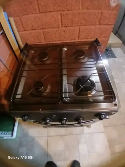 Cocina a gas con horno en buen estado - miniatura 3