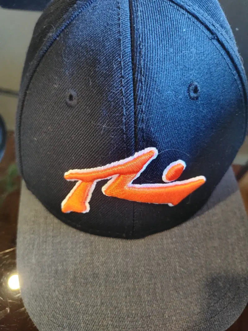 Gorra negra con logo bordado naranja