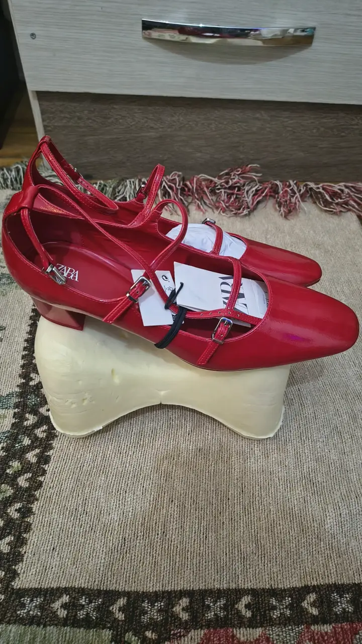 Zapatos rojos de charol con hebillas Zara - 1