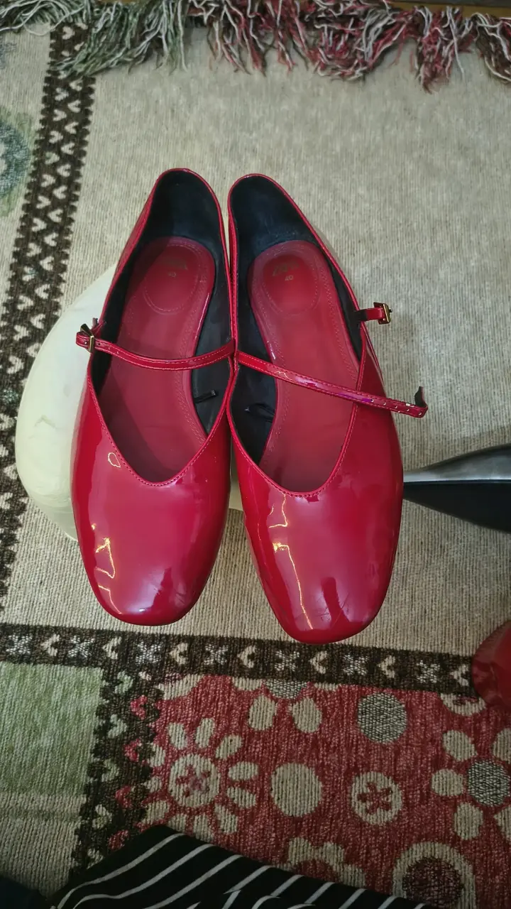 Zapatos rojos de charol con hebillas Zara - 4