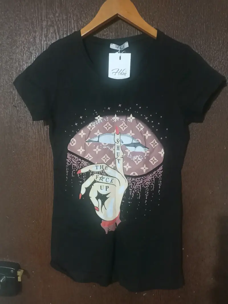Polera negra con diseño