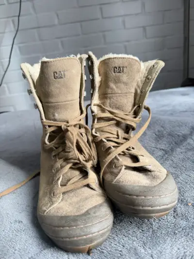 Botas CAT de gamuza beige para invierno - miniatura 1