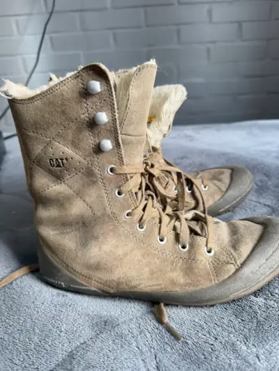 Botas CAT de gamuza beige para invierno - miniatura 2