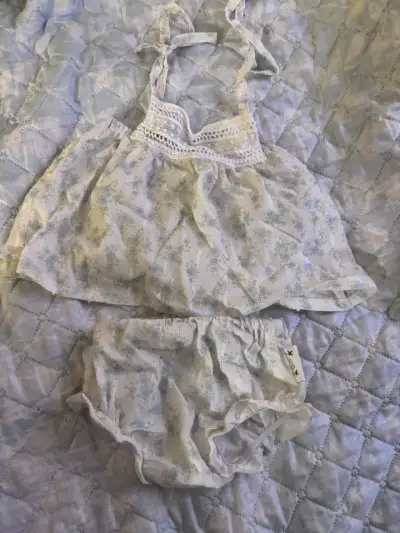 Vestido infantil beige con encaje - miniatura 2