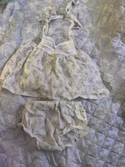 Vestido infantil beige con encaje - miniatura 3