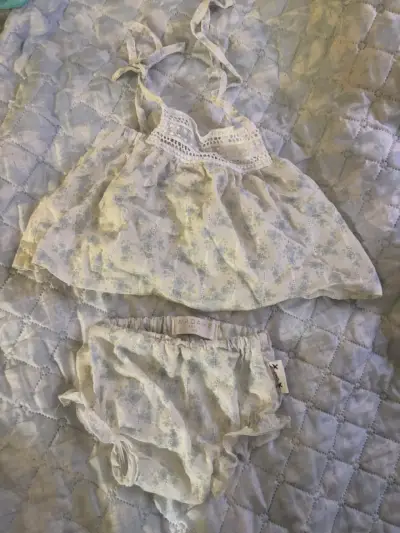 Vestido infantil beige con encaje - miniatura 5