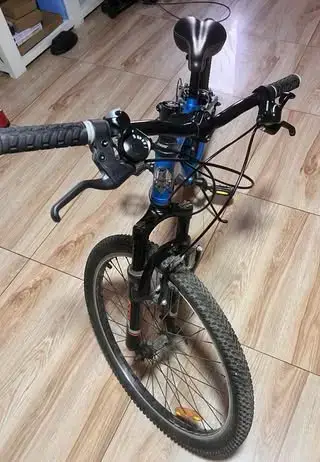 Bicicleta montaña azul con suspensión - miniatura 2