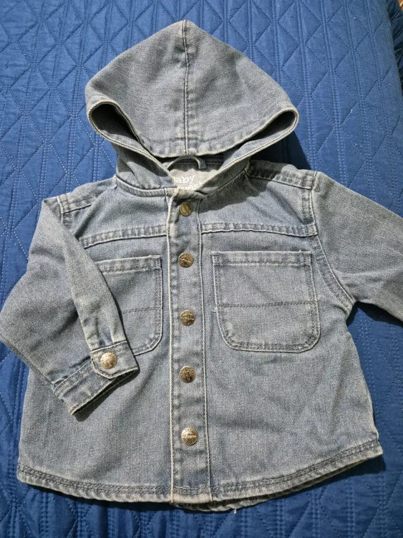 Chaqueta de mezclilla para bebé con capucha
