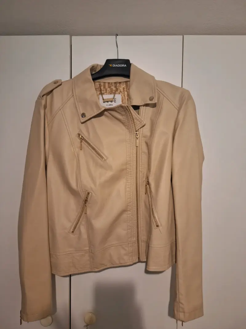 Chaqueta de cuero beige para mujer