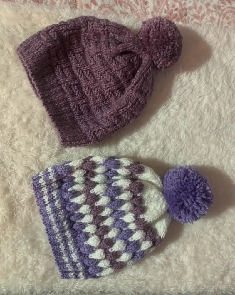 Gorros tejidos de lana con pompones - 1