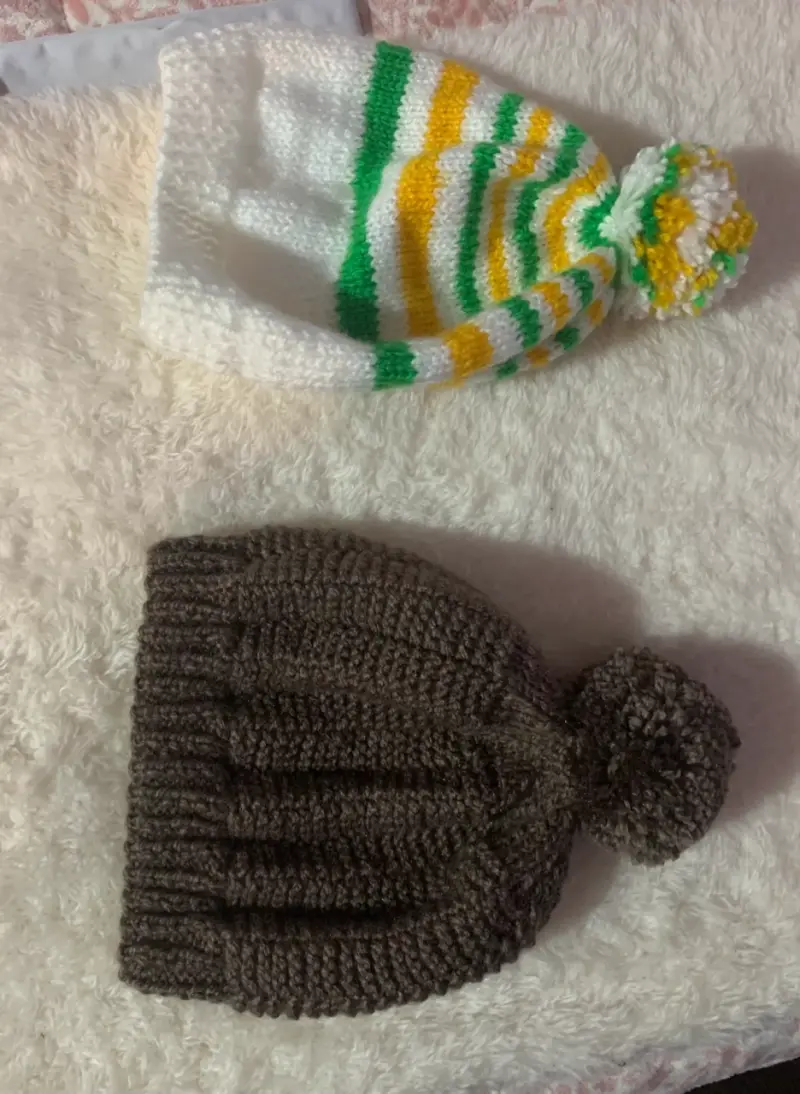 Gorros tejidos de lana con pompones - 2