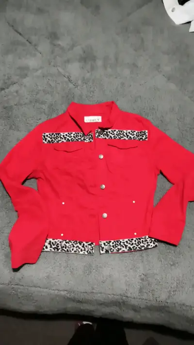 Chaqueta roja con detalles de leopardo - miniatura 1