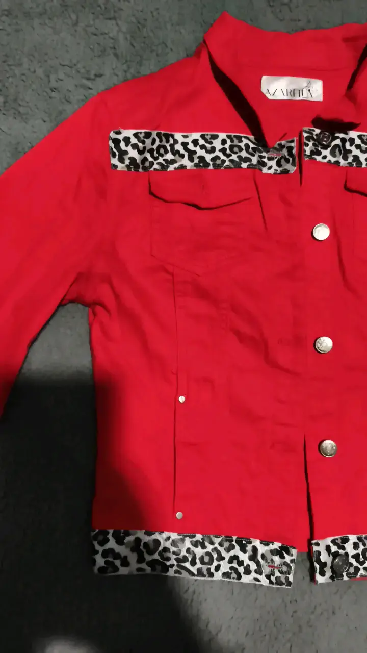 Chaqueta roja con detalles de leopardo - 2