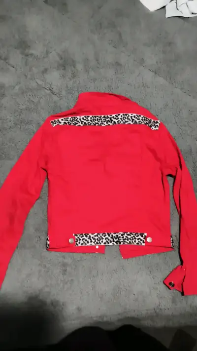 Chaqueta roja con detalles de leopardo - miniatura 3